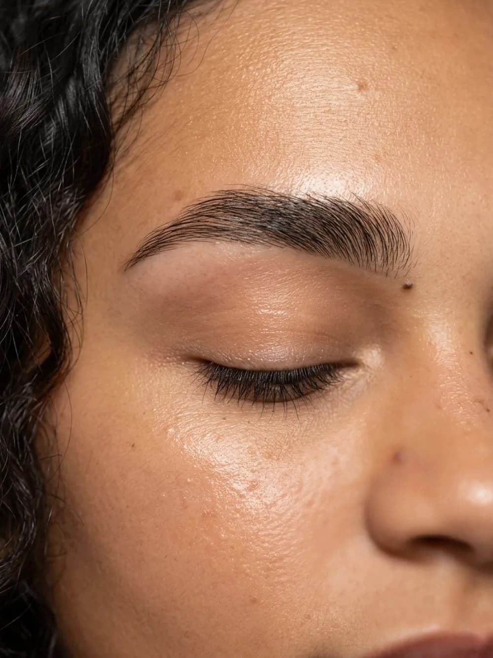 Browlift et sourcils restructurés, regard naturel