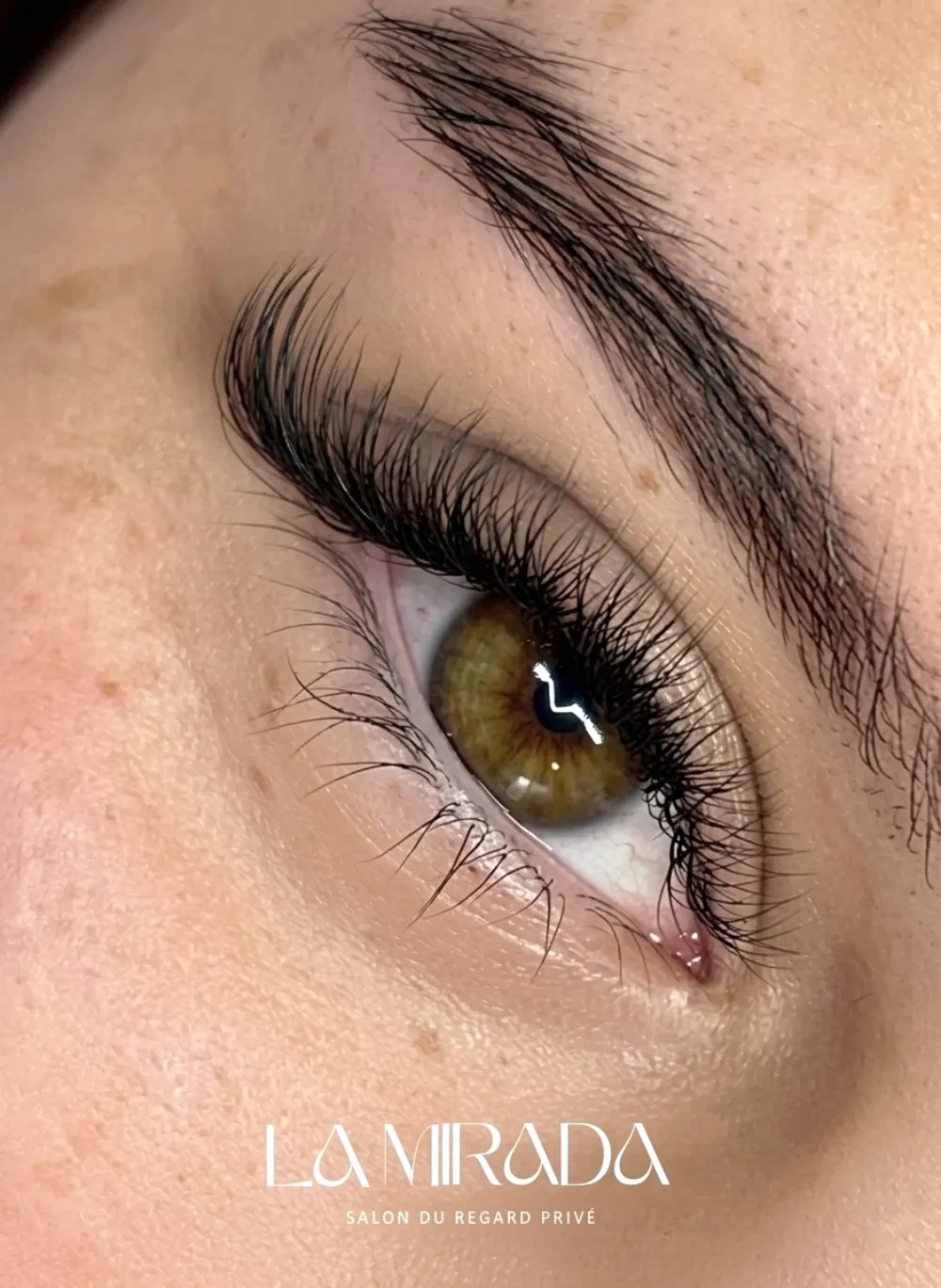 Extensions de cils classiques, regard élégant — Salon La Mirada