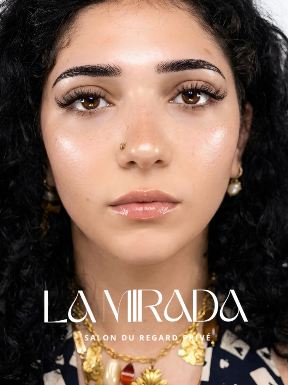 Portrait — regard sublimé par des extensions de cils, Salon La Mirada